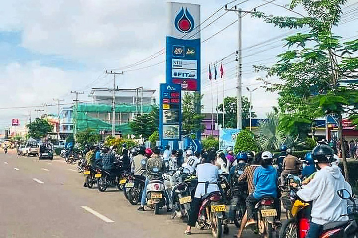 Lào kêu gọi người dân hạn chế đi lại để tiết kiệm nhiên liệu - Ảnh 1.