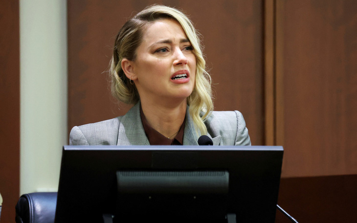 Người đẹp Amber Heard khóc lóc trước tòa vì bị dọa 