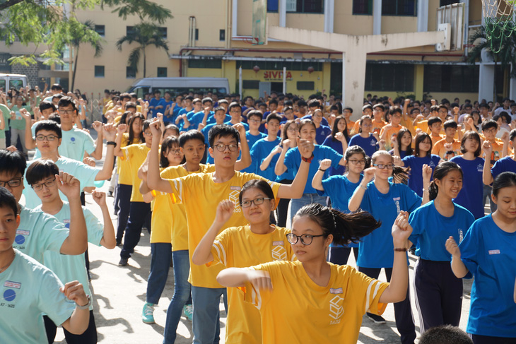 Học sinh Trường THPT chuyên Trần Đại Nghĩa, TP.HCM tập thể dục giữa giờ. Đây là một trong những trường đã thực hiện nhiều giải pháp để hướng đến trường học hạnh phúc - Ảnh: H.HG.