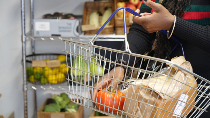Nhiều thành phố của Pháp phát phiếu giảm giá thực phẩm cho người dân - Ảnh 1.