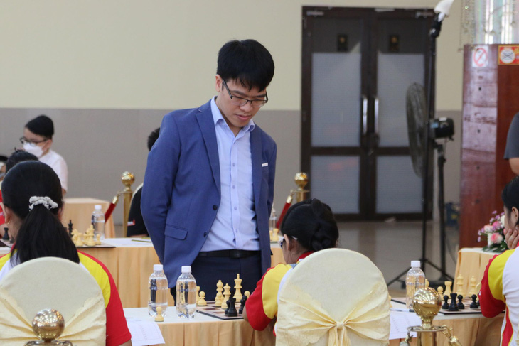 Siêu đại kiện tướng Lê Quang Liêm đấu cùng lúc 20 kỳ thủ trẻ - Ảnh 2.