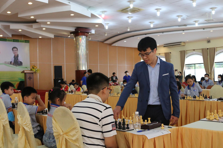 Siêu đại kiện tướng Lê Quang Liêm đấu cùng lúc 20 kỳ thủ trẻ - Ảnh 5.