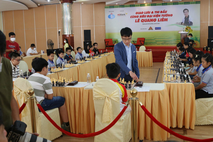 Siêu đại kiện tướng Lê Quang Liêm đấu cùng lúc 20 kỳ thủ trẻ - Ảnh 6.