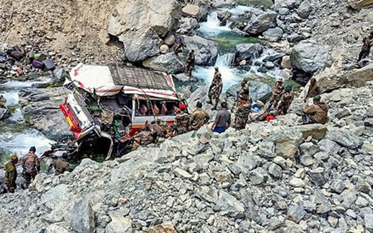 Xe chở binh sĩ Ấn Độ lao xuống sông, 7 người chết