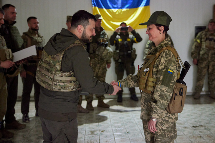 Tổng thống Ukraine đến thăm Kharkov, cách chức lãnh đạo an ninh - Ảnh 2.