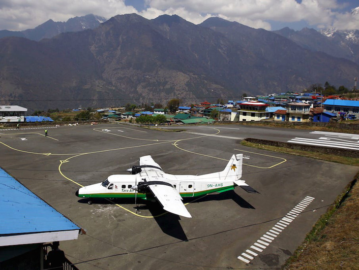 Máy bay chở 22 người mất tích ở Nepal - Ảnh 1.