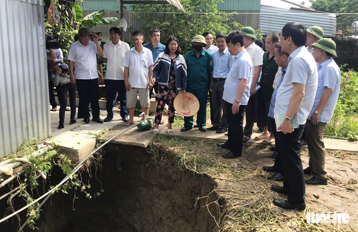 Hàng chục ‘hố tử thần’ ở một xã: Cho kiểm tra công ty khoáng sản đào hầm to, rút nước - Ảnh 1.