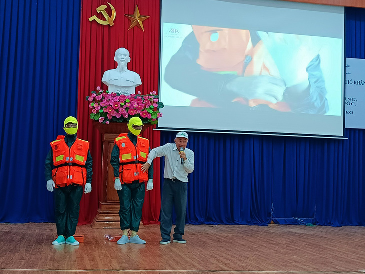 Trao tặng 1.000 bộ áo phao cứu sinh cho ngư dân Khánh Hòa - Ảnh 2.