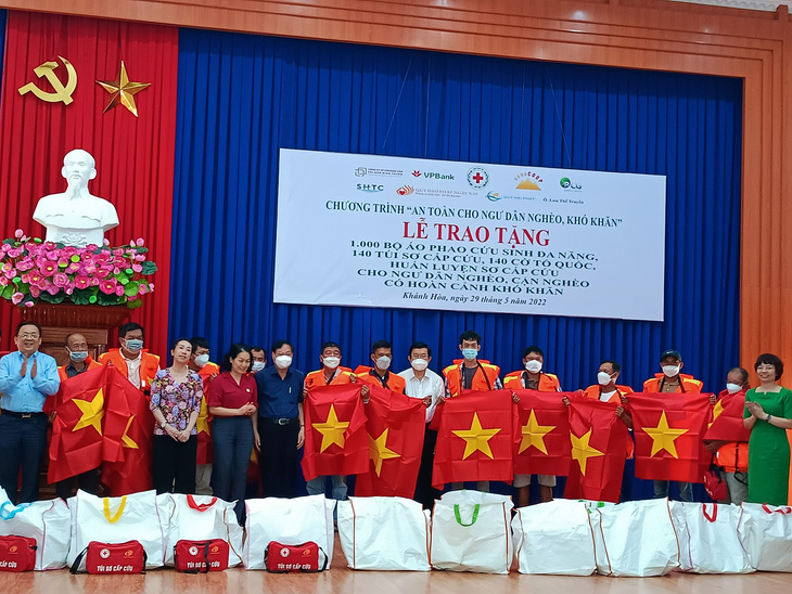 Trao tặng 1.000 bộ áo phao cứu sinh cho ngư dân Khánh Hòa - Ảnh 1.