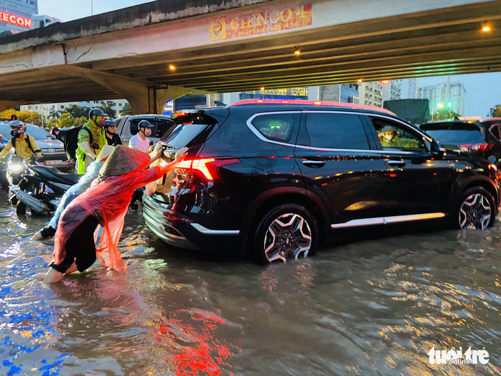 Mưa to vượt quá công suất thoát nước, giữa đêm giao thông Hà Nội vẫn hỗn loạn - Ảnh 5.