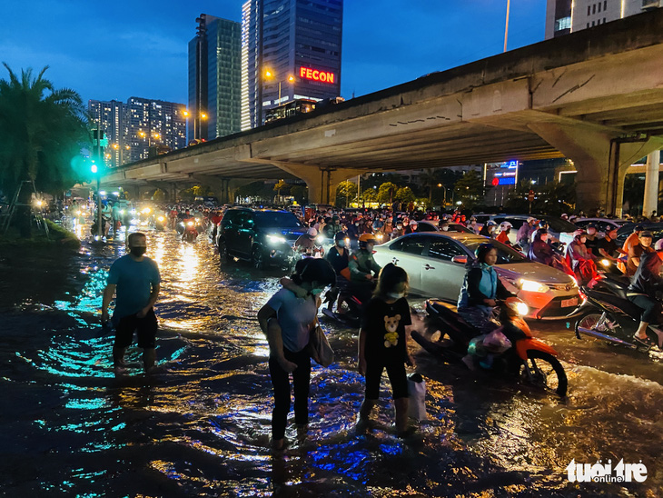 Mưa to vượt quá công suất thoát nước, giữa đêm giao thông Hà Nội vẫn hỗn loạn - Ảnh 2.