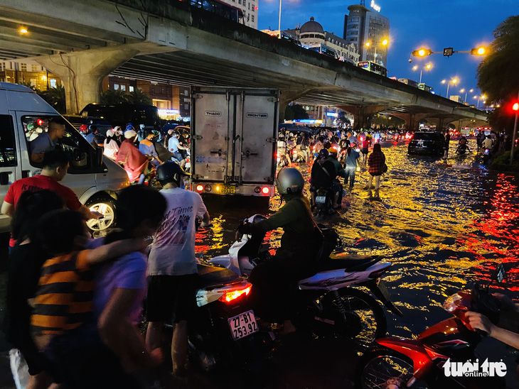 Mưa to vượt quá công suất thoát nước, giữa đêm giao thông Hà Nội vẫn hỗn loạn - Ảnh 8.