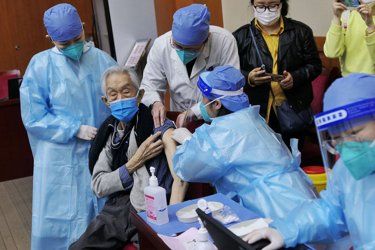 Bắc Kinh cấp bảo hiểm vaccine COVID-19 cho người cao tuổi - Ảnh 1.