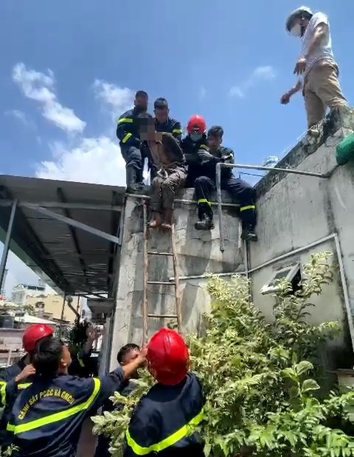 Thanh niên ‘ngáo đá’ cầm tuôcnơvit tấn công lực lượng cứu hộ trong lúc được giải cứu - Ảnh 2.