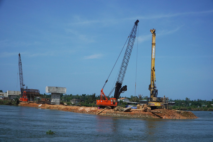 Cận cảnh hai cây cầu hàng trăm tỉ chậm tiến độ - Ảnh 3.