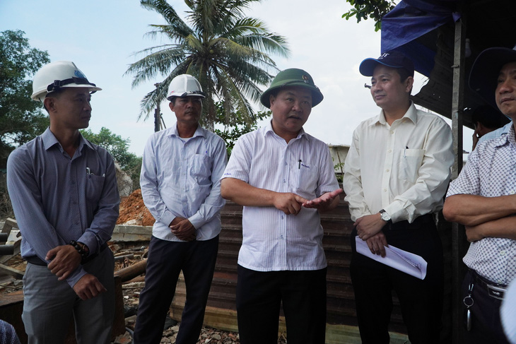 Cận cảnh hai cây cầu hàng trăm tỉ chậm tiến độ - Ảnh 2.