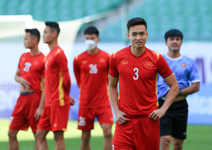 U23 Việt Nam tham quan sân đấu U23 Thái Lan, tập luyện dưới nắng gắt - Ảnh 3.