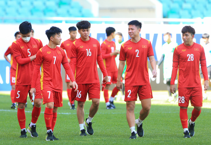 U23 Việt Nam tham quan sân đấu U23 Thái Lan, tập luyện dưới nắng gắt - Ảnh 2.