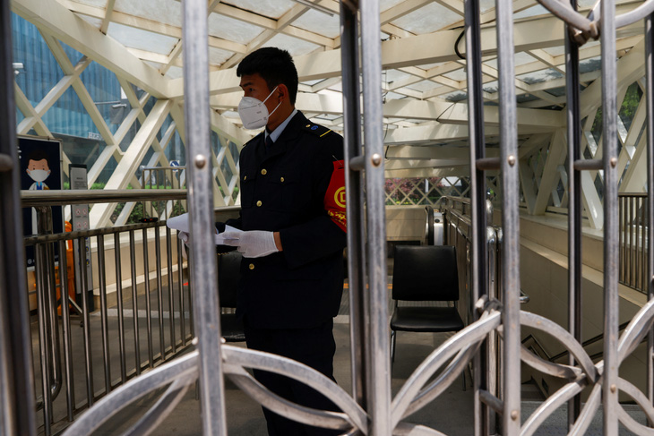Bắc Kinh đóng cửa nhiều ga tàu điện ngầm, tuyến xe buýt để dập dịch - Ảnh 1.