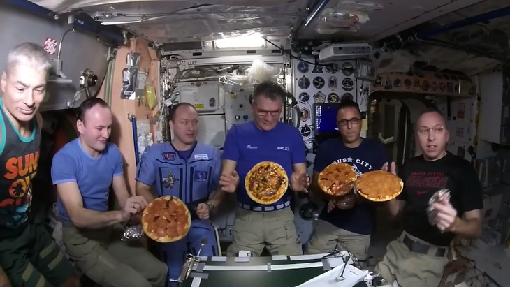 Khi các nhà du hành vũ trụ NASA ăn sườn xào chua ngọt, cơm rang tôm, cà ri cá... ngoài Trái đất - Ảnh 3.