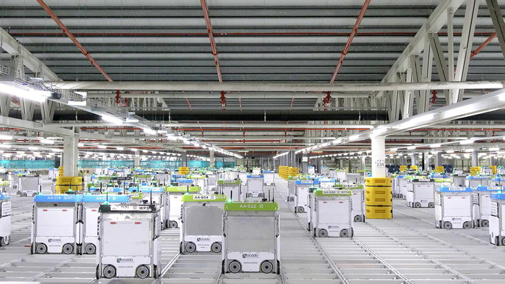 Video 2.000 robot làm việc trong kho hàng như trong phim - Ảnh 2.