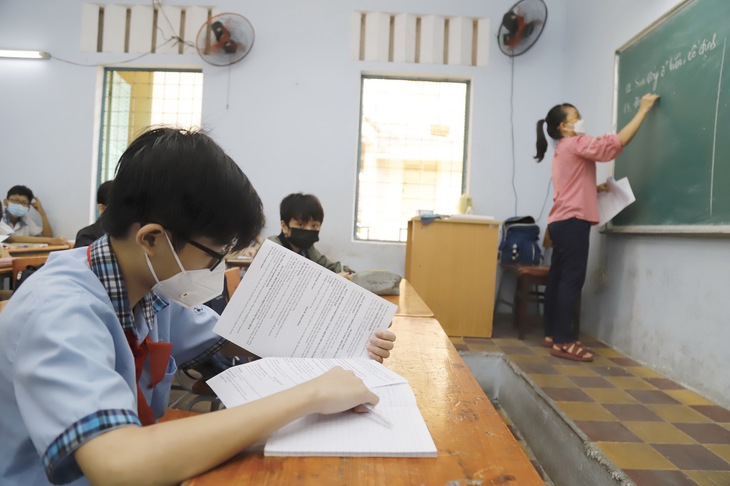200 trò, thầy cô nhận xét 400 lượt, giáo viên nào dạy 16-18 lớp kinh khủng hơn nhiều - Ảnh 1.
