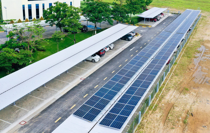 Điện mặt trời áp mái được xây dựng trên hệ thống mái nhà tại khu công nghiệp - Ảnh: BÁ SƠN