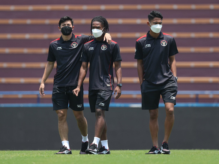 U23 Indonesia xem kỹ mặt sân Việt Trì trước khi đấu với U23 Việt Nam - Ảnh 7.