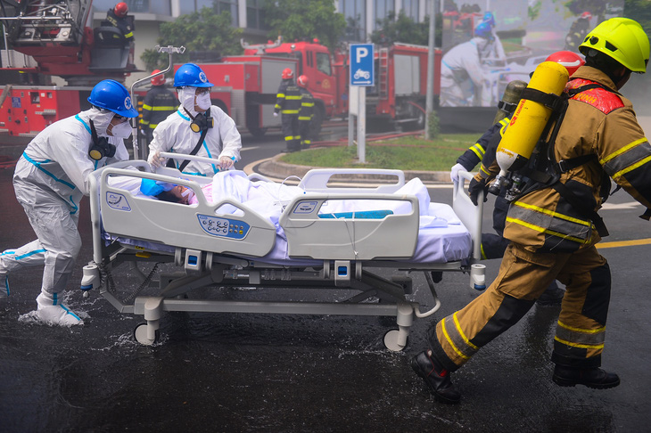 1.181 người tham gia diễn tập chữa cháy Bệnh viện Ung bướu TP.HCM - Ảnh 7.