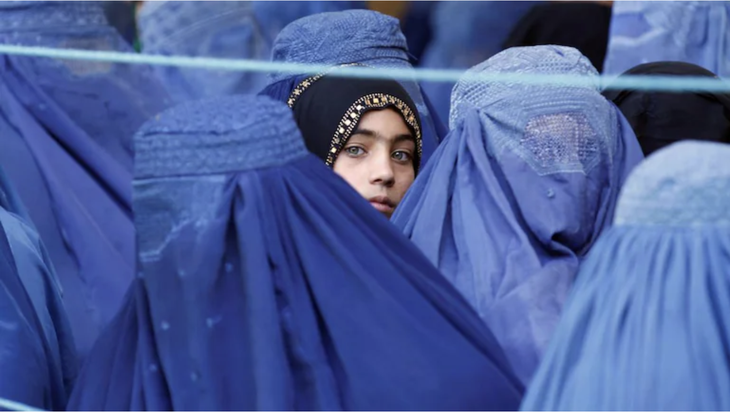 Taliban lại buộc phụ nữ che kín mặt khi đi ra ngoài - Ảnh 1.