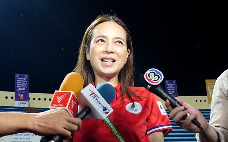 Nữ trưởng đoàn U23 Thái Lan bất ngờ với sự cuồng nhiệt và thân thiện của CĐV Việt Nam
