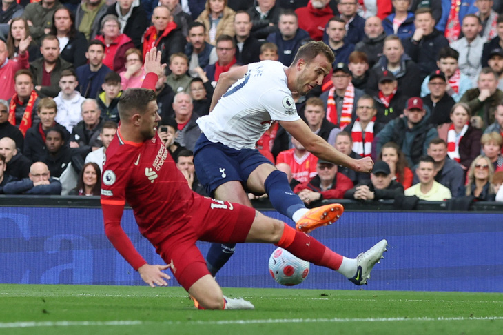 Hòa Tottenham, Liverpool gặp bất lợi trong cuộc đua vô địch - Ảnh 1.