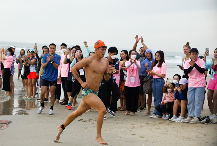 Các vận động viên Ironman tranh tài hăng hái trong mưa tại Đà Nẵng - Ảnh 4.