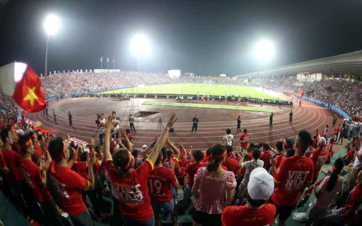 Sân Việt Trì thay bóng đèn cho trận U23 Việt Nam - U23 Philippines