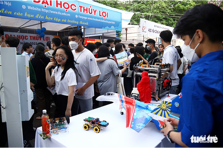 Bạn trẻ tập làm lính cứu hỏa tại Ngày hội tư vấn tuyển sinh 2022 - Ảnh 4.