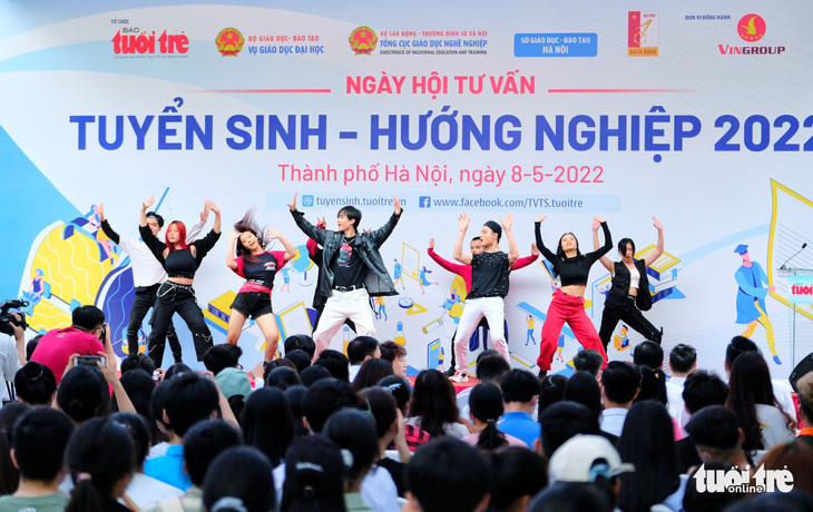 Hàng ngàn thí sinh đến với Ngày hội tư vấn tuyển sinh tại Hà Nội - Ảnh 9.
