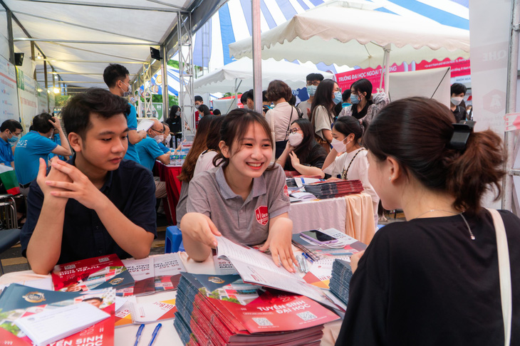 Hàng ngàn thí sinh đến với Ngày hội tư vấn tuyển sinh tại Hà Nội - Ảnh 13.