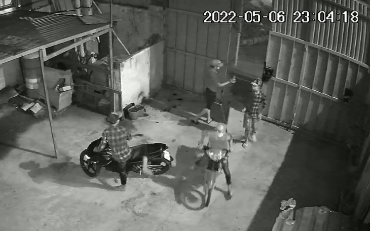 Camera ghi hình ảnh nhóm thanh niên trộm cắp tại nhà xưởng ở Bình Chánh