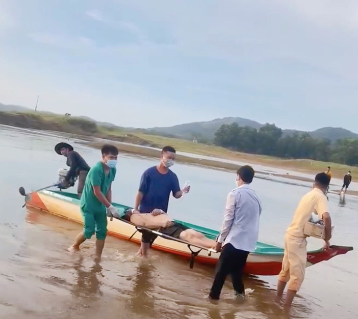 Đi chơi bị chìm xuồng trên hồ Đa Tôn ở Đồng Nai, 2 người mất tích - Ảnh 1.
