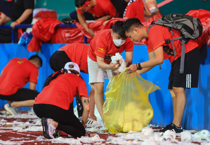 Tranh cãi nảy lửa về việc ném hàng vạn cuộn giấy vệ sinh trên khán đài sân Việt Trì - Ảnh 4.