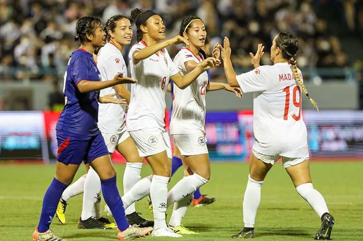 Thắng Campuchia 5-0, nữ Philippines gửi thách thức đến Việt Nam - Ảnh 1.