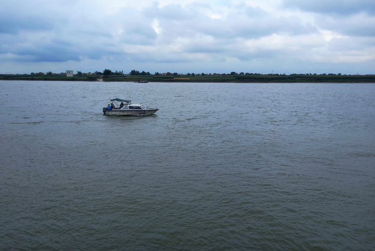Tìm thấy thi thể 3 mẹ con nữ giáo viên Hải Dương mất tích trên sông Thái Bình - Ảnh 1.