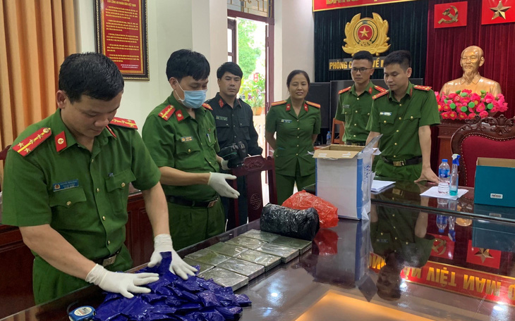 Bắt nhóm vận chuyển 10 bánh heroin, hơn 22.000 viên ma túy tổng hợp từ Lào về Việt Nam