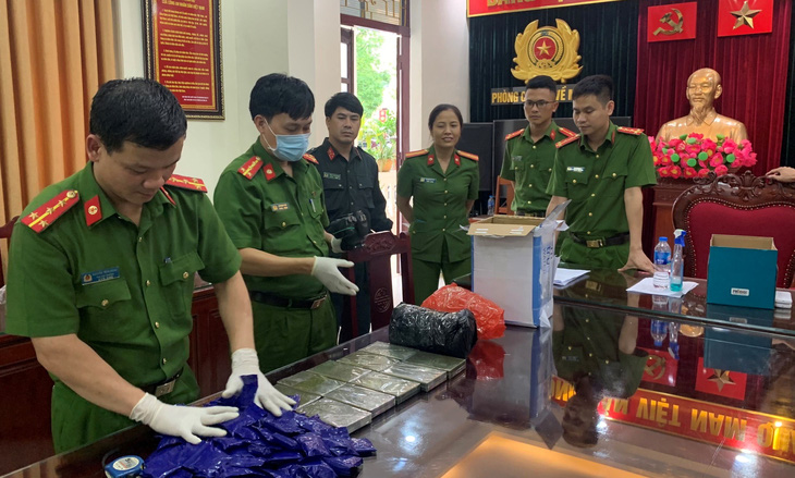 Bắt nhóm vận chuyển 10 bánh heroin, hơn 22.000 viên ma túy tổng hợp từ Lào về Việt Nam - Ảnh 1.
