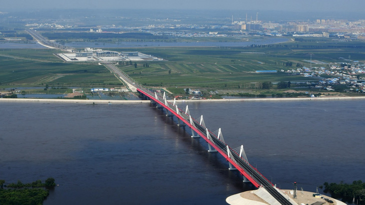 Trung Quốc và Nga mở cầu đường bộ đầu tiên giữa hai nước - Ảnh 1.