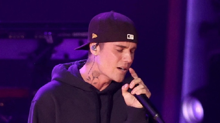 Justin Bieber had to cancel his performance because he was paralyzed on half of his face - Photo 1.