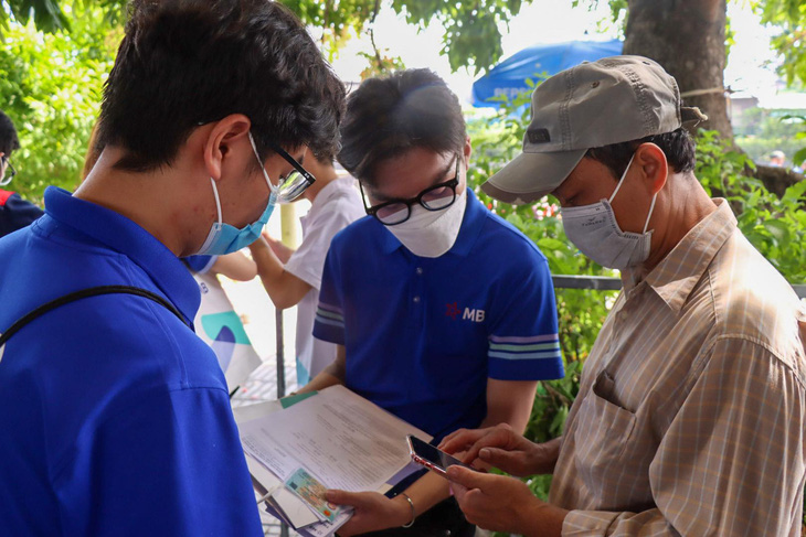 Công nhân hào hứng trải nghiệm dịch vụ và trò chơi tại Chợ phiên Không tiền mặt - Ảnh 8.