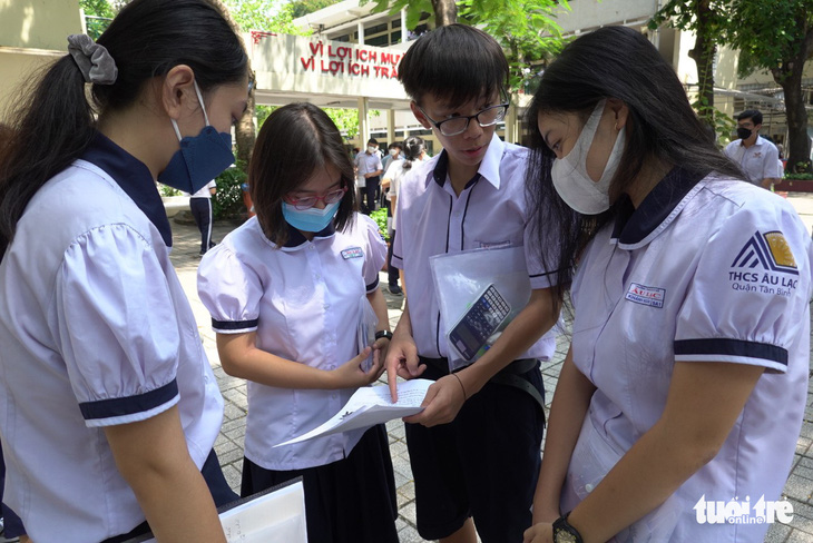 Đề toán thi vào lớp 10 ở TP.HCM: Học sinh trung bình nói hơi khó, khá giỏi nói bình thường - Ảnh 6.