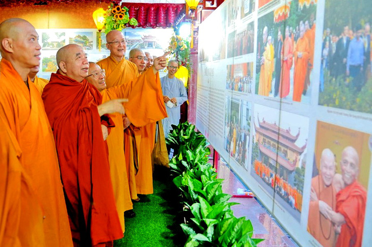Khai mạc triển lãm ảnh ‘Phật giáo TP.HCM 40 năm xây dựng và phát triển’ - Ảnh 1.