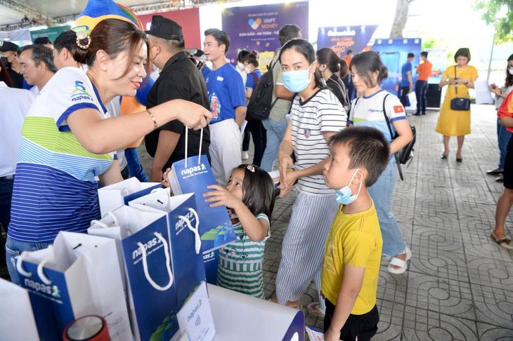 Công nhân hào hứng trải nghiệm dịch vụ và trò chơi tại Chợ phiên Không tiền mặt - Ảnh 2.